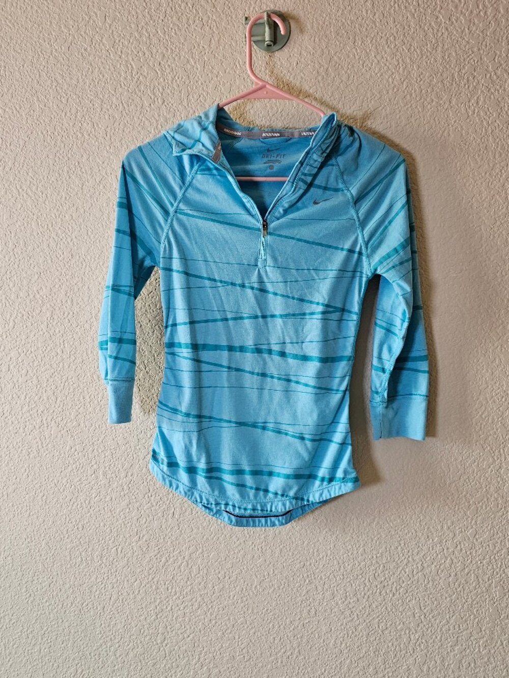 Nike 3/4 sleeve running top with hood and key pocket XS. dry-fit